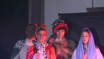 przybycie 3 mędrców do Betlejem, z prawej Maryja