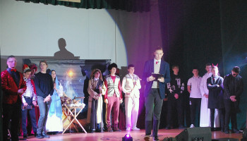 scena zbiorowa – betlejemska szopa, artyści, wysunięty do przodu uczeń czyta tekst życzeń