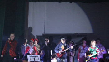 wspólne kolędowanie artystów i księdza