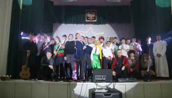 pamiątkowe zdjęcie zespołu występującego na jasełkach