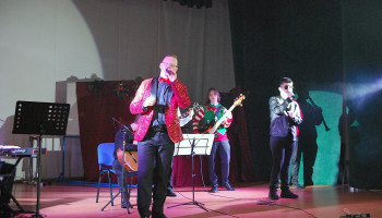 śpiewanie kolędy, ksiądz w duecie z uczniem