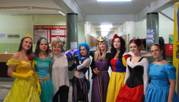 pamiątkowe zdjęcie maturzystek w kolorowych sukniach z p. Dyrektor