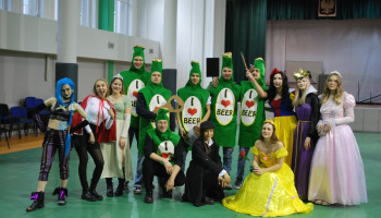 grupa przebierańców w auli