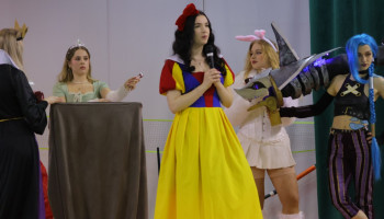 zbliżenie – maturzystka prowadząca licytację