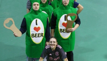 6 chłopaków w przebraniach „puszek po piwie”, przed grupą sportsmenka