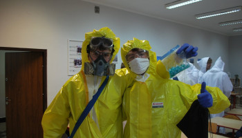 2 przebierańców w maskach i żółtych pelerynach