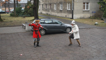 na szkolnym podwórzu: symulacja walki rycerzy