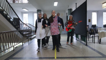 korytarzem wędruje grupa z klasy 5J – przebrana w stroje domowe