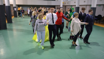  polonez – uczniowie z nauczycielami